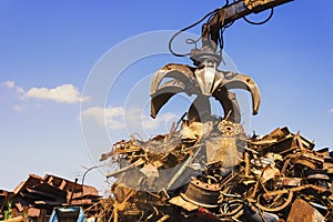 Big crane dropped scrap on pile photo