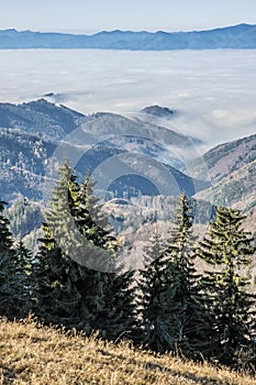 Veľká Fatra a Turčianska kotlina, Slovensko, scéna s inverzným počasím