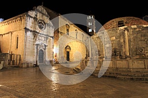 Big fountain of Onofrio and Franciscan monastery at night