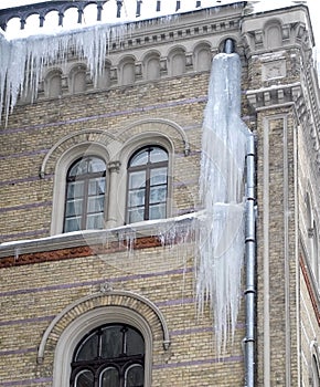 The big icicles under a house roof