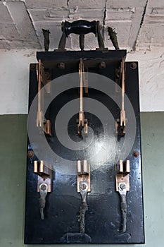 Big old electric knife switch for manual connection of consumers