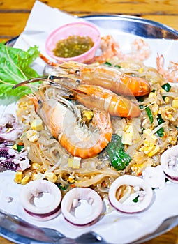 big plate of fresh pad thai