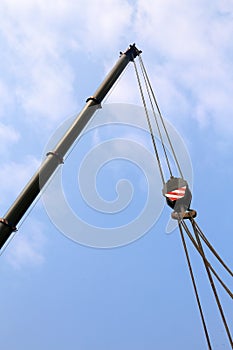 Big pulley with steel cables to lift heavy loads