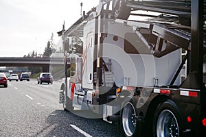 Der große ausrüstung halbfertige produkte LKW auto träger anhänger berührend nach vorne auf der geradeaus Autobahn 