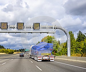 Der große ausrüstung halbfertige produkte LKW transport übergroße größen Ladung auf der eine Wohnung ein Bett halbfertige produkte anhänger laufen auf der breit Autobahn Straßen 