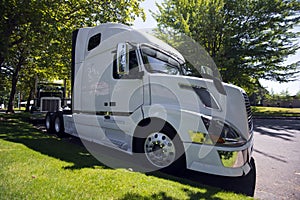 Der große ausrüstung halbfertige produkte LKW Traktoren parken auf der Straßen grünes gras 