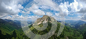 Letecký pohled na panorama Velkého Rozsutce, Malá Fatra, Slovenská republika. Turistické téma.