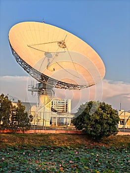 big Satelite dish or radio antennas to broadcast waves