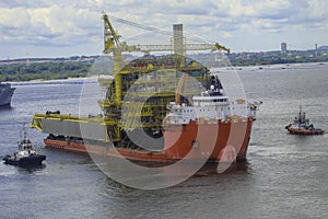 Big ship carrying oil & gas offshore platform structure