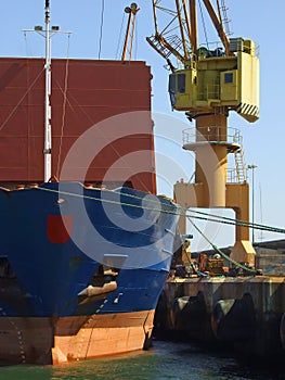 Big ship unloading