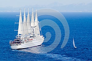 El gran a pequeno barco de vela 