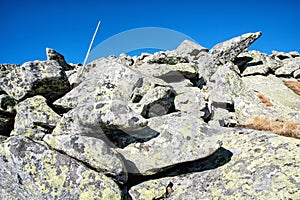 Velké kameny na štítu Chopok, Nízké Tatry, Slovensko, téma turistika
