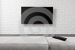 Velký televize na bílý stěna 