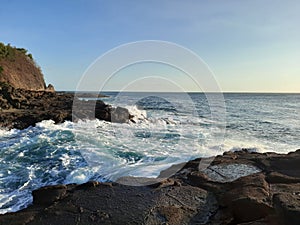 Il grande onde velocemente fra la roccia piattaforma un penisola 