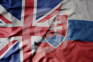 Veľká vlajúca národná farebná vlajka Veľkej Británie a štátna vlajka slovenska