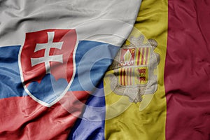 Velká vlající národní barevná vlajka slovenska a národní vlajka andorry