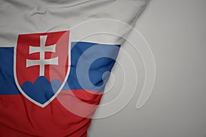 Veľká vlajúca národná farebná vlajka slovenska na sivom pozadí