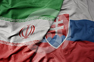 Veľká mávajúca realistická národná farebná vlajka Iránu a štátna vlajka slovenska