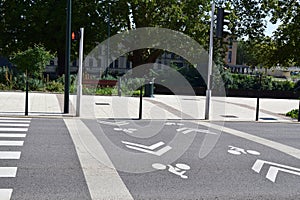 bike road crossing with traffic lights