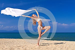 Vestido belleza en bailarines sobre el Playa 