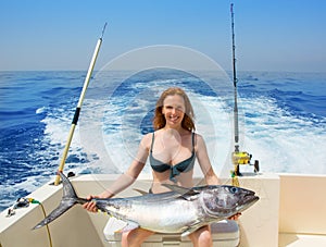 Bikiny rybár žena držanie tuniak tuniak na čln 