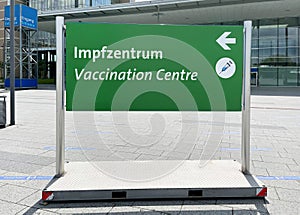 bilingual vaccination center sign in German and English