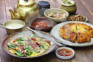 Bindaetteok and pajeon