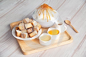 Bingsu with toast and syrup