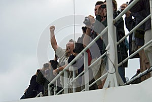 Birders on deck of the Pride of Bilbao, Vogelaars op het dek van