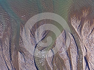 Birdwatching occhio tromba da intaglio attraverso sabbia un rocce fiume ventilatore nord-est Groenlandia 