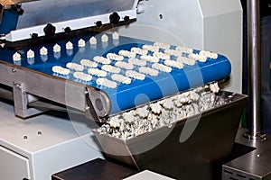 Biscuit depositing machine