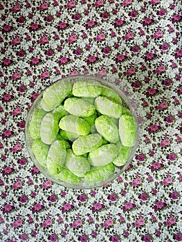 Biskut Raya ulat bulu