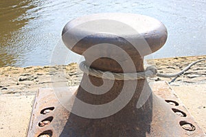 Bitt or bollard with a rope