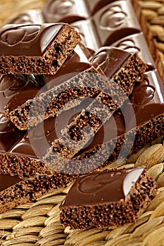 Bitter porous chocolate
