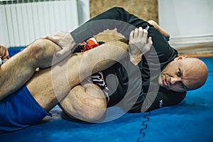 BJJ Brazilian jiu-jitsu ground fight sparing. Leg lock kneebar submission