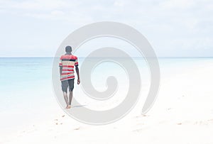 Nero giovane uomo sul tropicale Spiaggia 