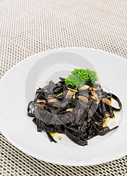 Black aglio olio pasta