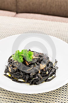 Black aglio olio pasta