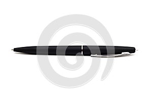 Nero sfera penna sul bianco 