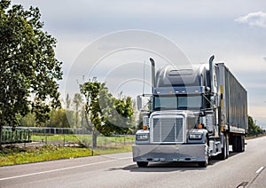 Schwarz der große ausrüstung klassisch halbfertige produkte LKW Chrom zubehör transport Ladung lange Zeit industriell laufen auf der geradeaus 