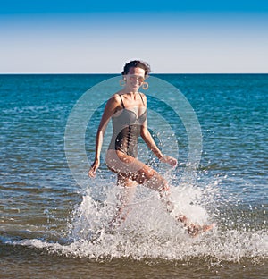 Black bikini sea, sunglasses, smile, run