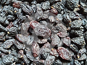 Black color dried raisins