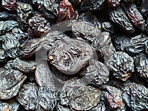 Black color whole dried raisin