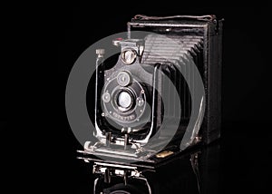 Black compur camera with reflection