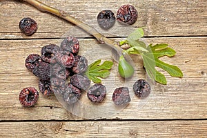 Black dried figs
