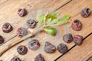 Black dried figs