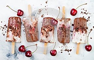 Black Forest chocolate fudge popsicles with roasted cherries and coconut cream. Vegan creamy ice pops, nicecream, fudgesicles.