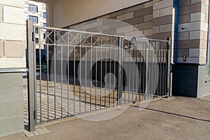 The black gate in front of the entrance to the courtyard of an apartment building.