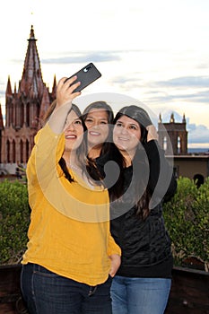  3negro cabello latín mujer,hermanas sobre el externo terraza de parroquial en México 