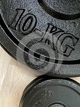 Black 10kg metal weightlifting plates